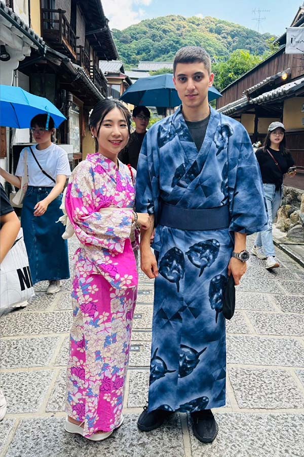美麗的日本女人在節日上穿著傳統的藍色浴衣夏季和服,展示正宗的日本夏季時尚和文化服飾
