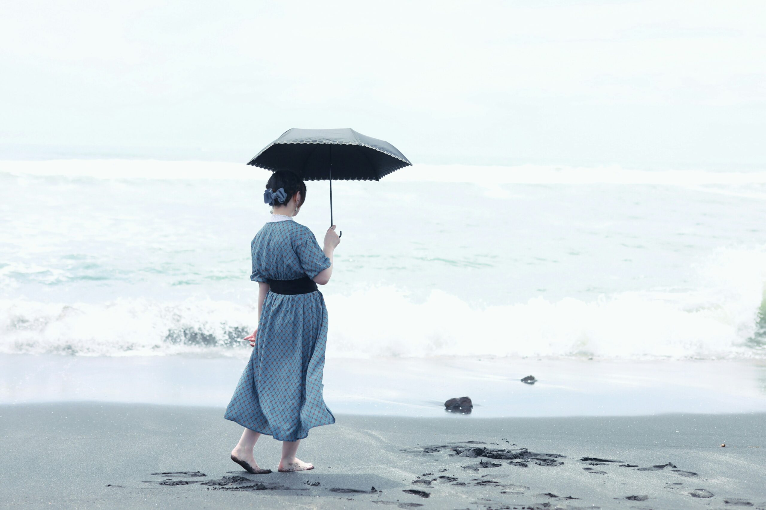 日本民间故事《鹤妻》的艺术插图，描绘了一位身穿白色和服的女子，其鹤的图案代表了日本神话中牺牲、忠诚和转变的主题