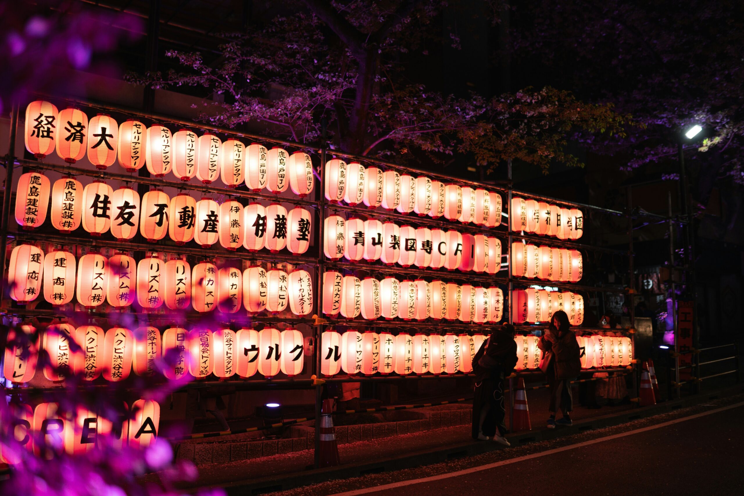Las linternas del festival japonés se exhiben por la noche creando una iluminación atmosférica cálida para las sesiones de fotografía con kimono al atardecer.