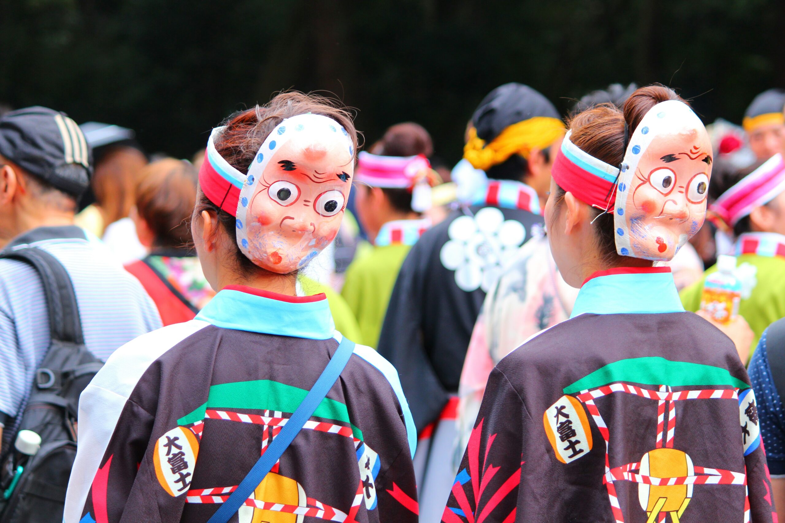 身着传统和服的游客在日本京都清水寺展示现代和服租赁体验和日本历史地标的文化旅游