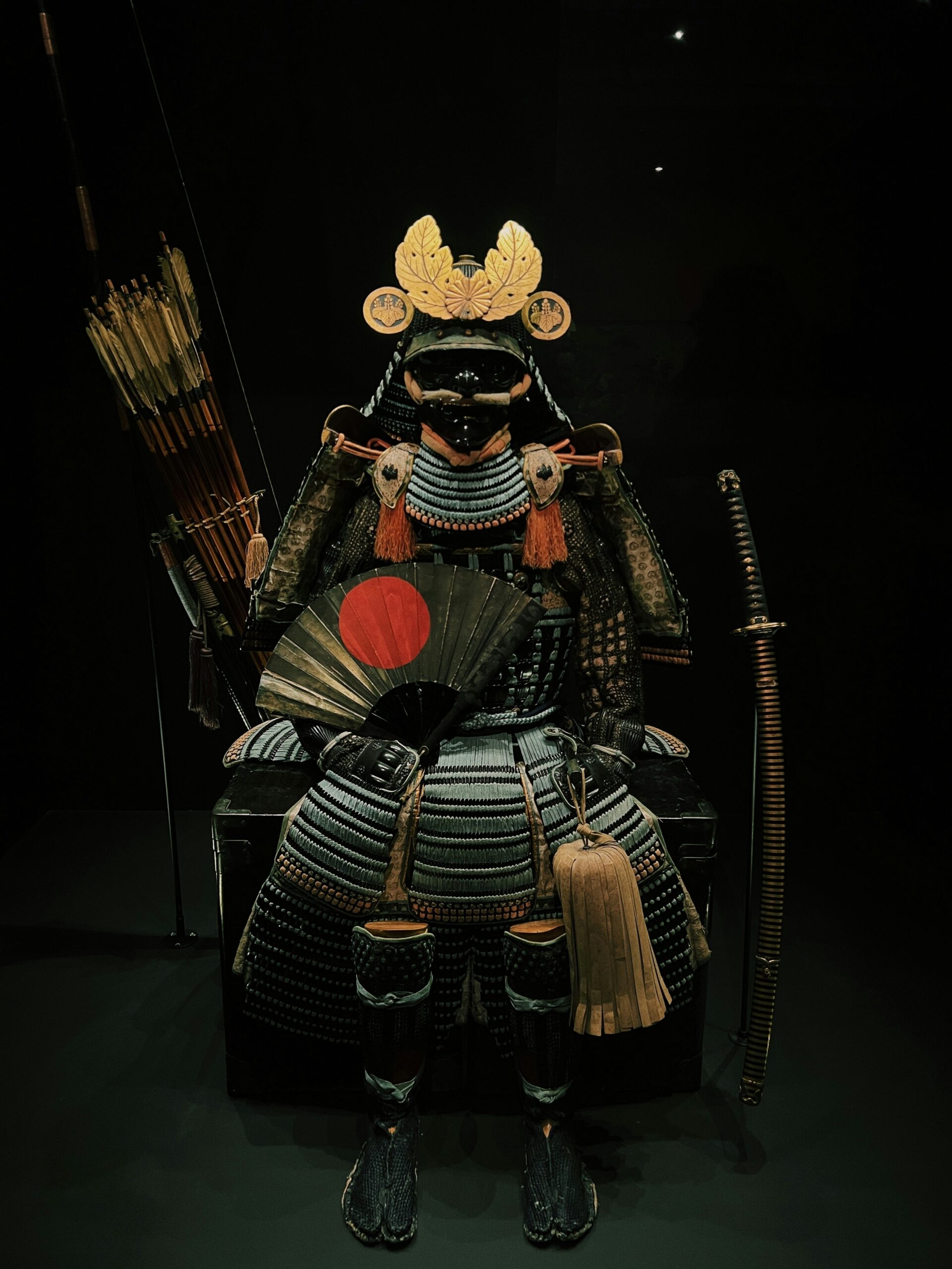 博物馆展出历史悠久的日本武士盔甲，展示传统家纹和军事遗产文物