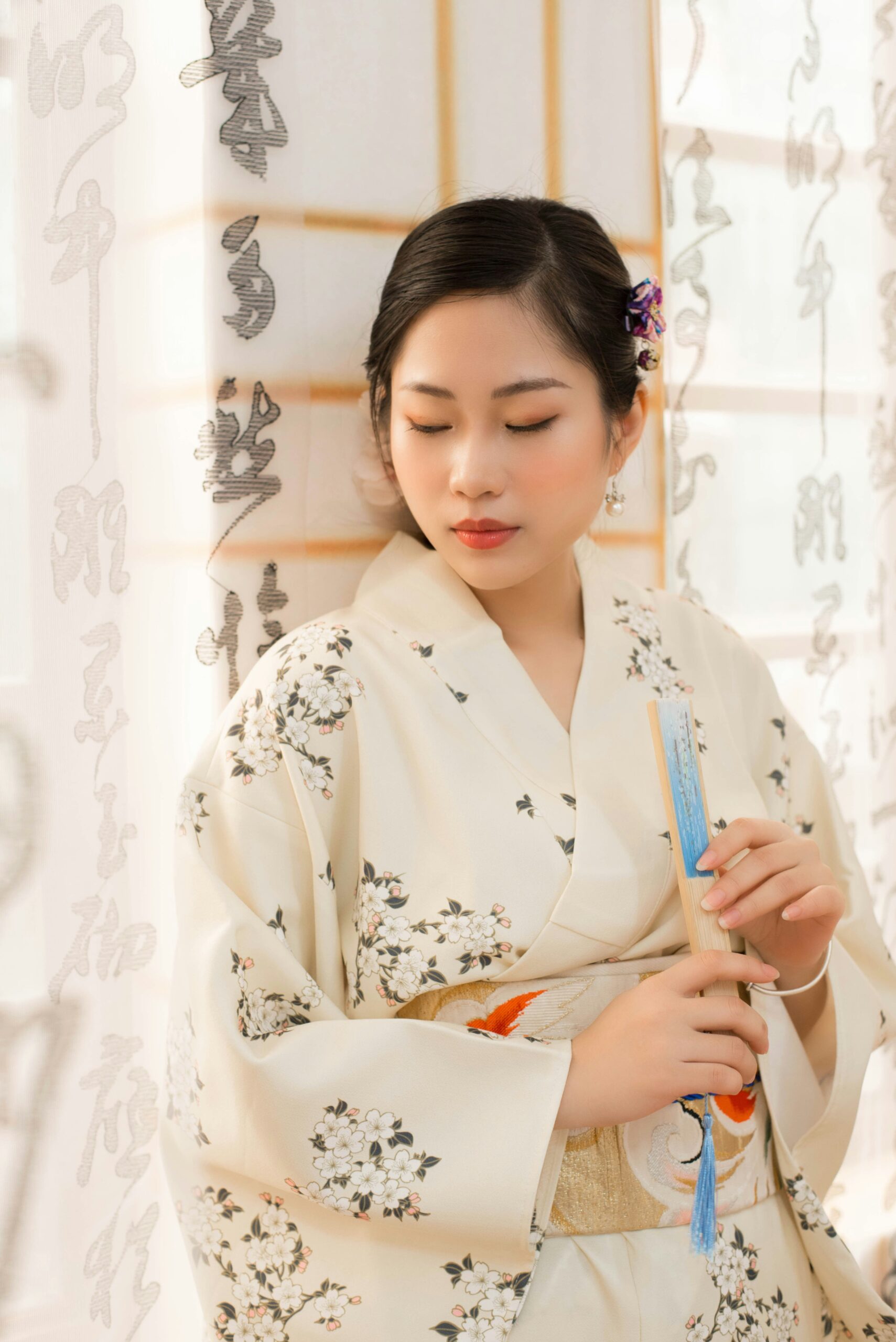 传统京都和服工匠在丝绸面料上手绘友禅染色技术，展现正宗的日本工艺和侘寂美学
