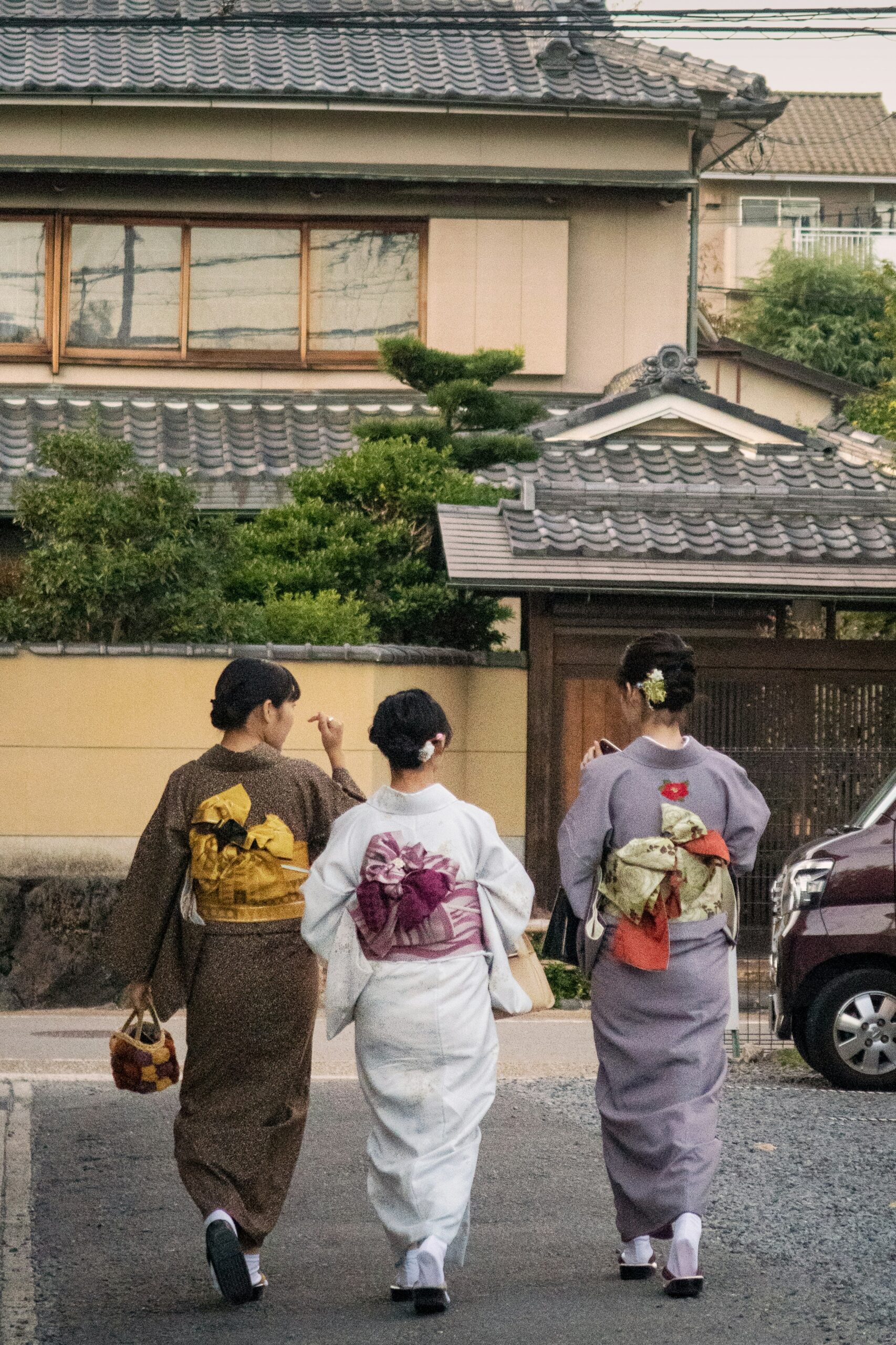 Beautiful family wearing coordinated traditional kimono posing together with the iconic five-story Yasaka Pagoda in the background, showcasing multi-generational cultural participation and family-friendly kimono rental options in Kyoto's historic district