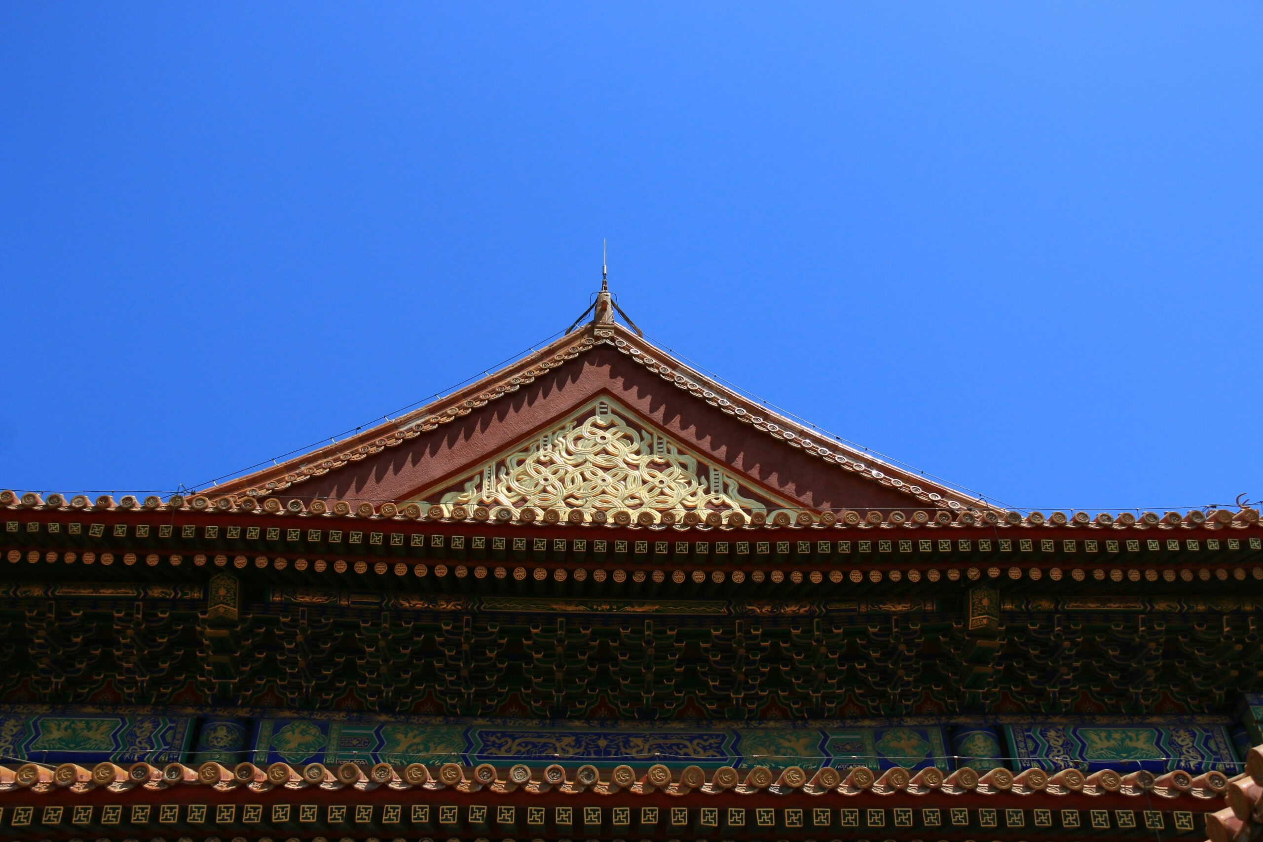 日本奈良的东大寺大佛殿气势恢宏，展现了传统的日本木结构建筑之美，也是联合国教科文组织世界遗产。