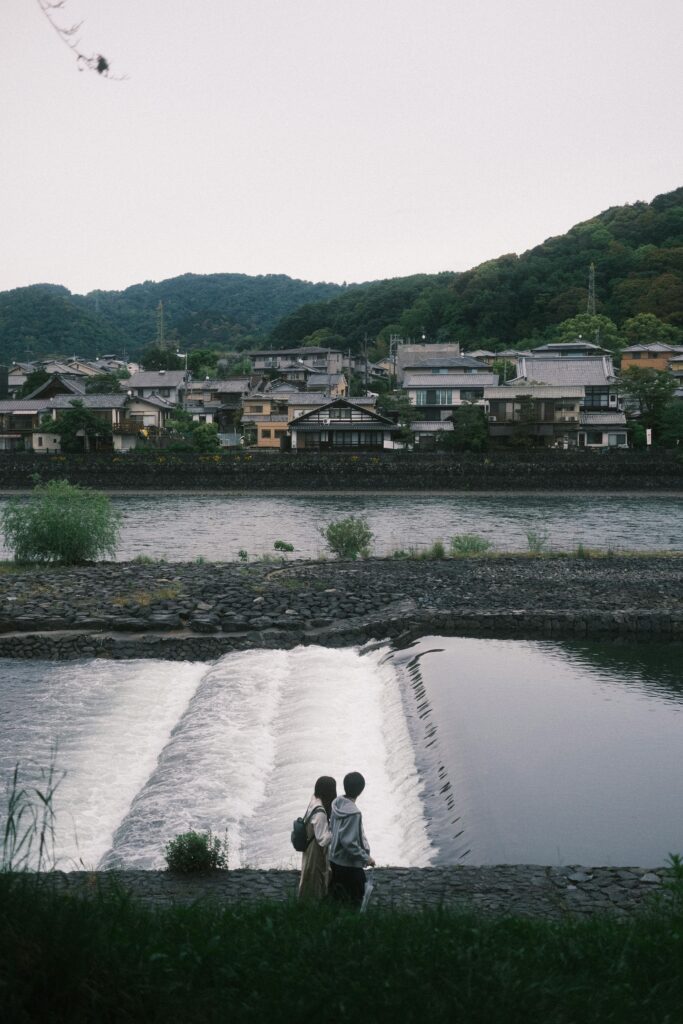 Kimono at Dawn by the Kamo River – Kyoto’s Serene Morning Photo Experience