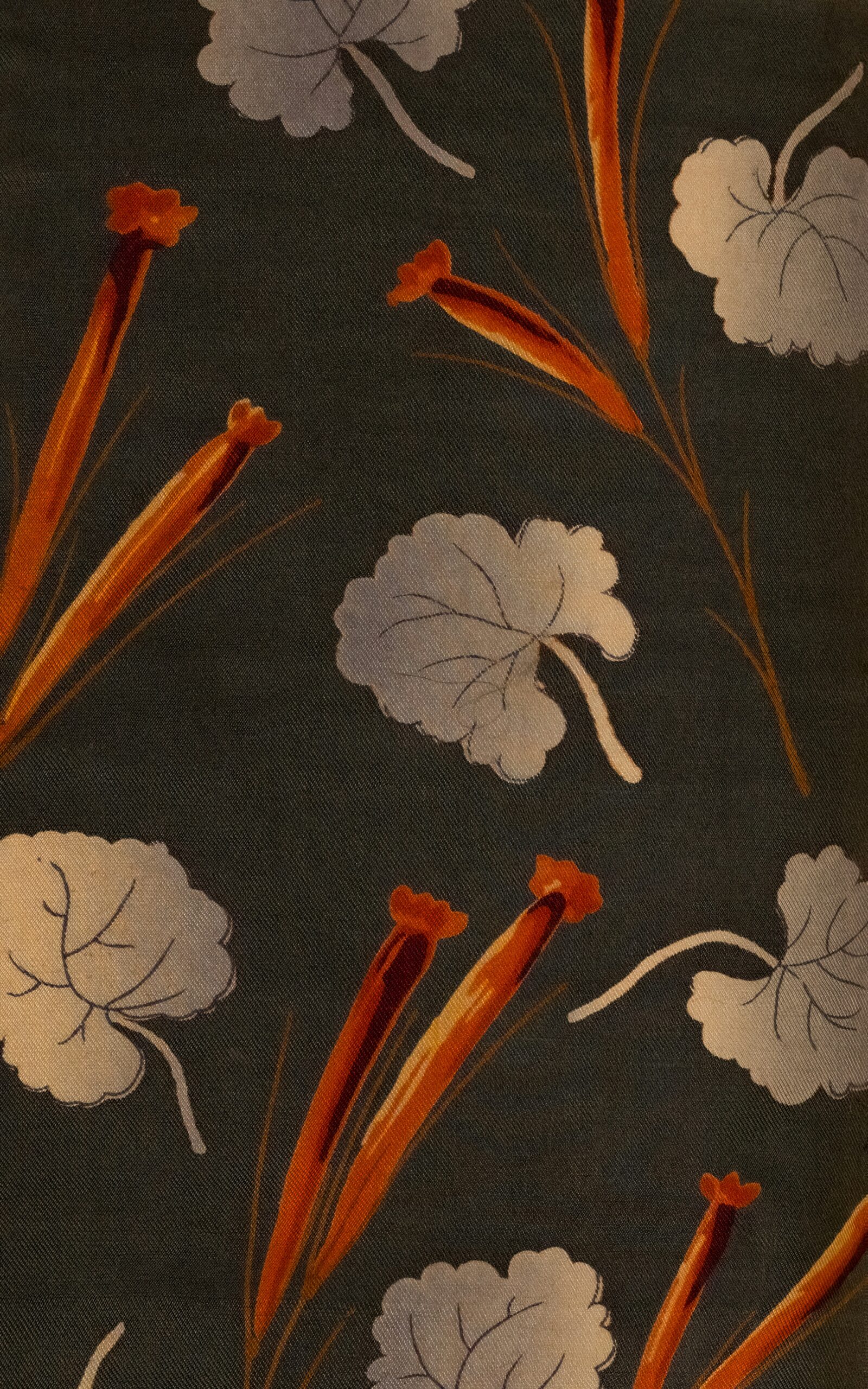 这款传统的日式和服饰有秋季枫叶和菊花图案，采用温暖的大地色调，非常适合丰收仪式穿着。